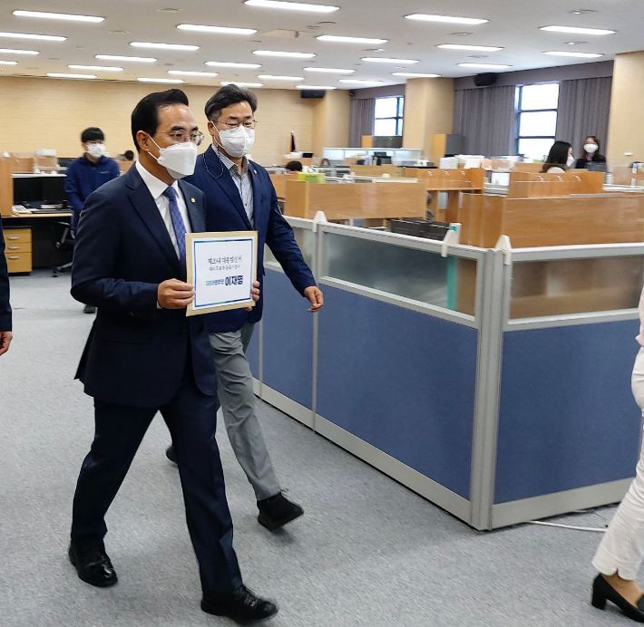 박홍근 비서실장-박찬대 수석대변인 박찬대 의원이 이재명 후보의 서류를 대신 제출하는 모습. 이재명 후보측 제공