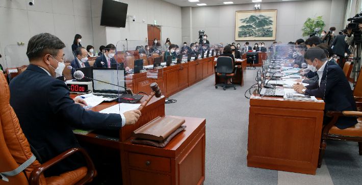 윤호중 위원장이 26일 오전 서울 여의도 국회에서 열린 운영위원회의 대통령비서실, 국가안보실, 대통령경호처 국정감사에서 의사봉을 두드리고 있다. 박종민 기자