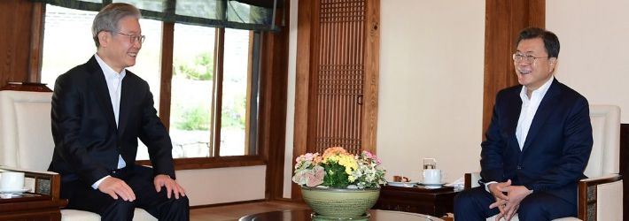 문재인 대통령과 더불어민주당 이재명 제20대 대통령 후보가 26일 청와대 상춘재에서 만나 환담하고 있다.  연합뉴스