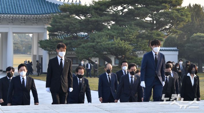 이준석 국민의힘 대표를 비롯한 지도부와 원희룡, 유승민, 홍준표 대선 경선 후보들이 지난 26일 서울 동작구 국립서울현충원을 방문해 현충탑 참배를 하기 위해 이동하고 있다. 국회사진취재단