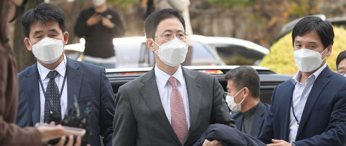 '고발 사주' 의혹의 핵심 인물인 손준성 대구고검 인권보호관이 26일 오전 서울 서초구 서울중앙지법에서 열린 영장실질심사에 출석하기 위해 법정으로 향하고 있다. 이한형 기자