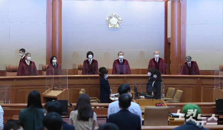 28일 오후 서울 종로구 헌법재판소 대심판정에서 유남석 헌법재판소장 및 재판관들이 '재판 개입' 혐의 임성근 전 부산고법 부장판사의 탄핵소추 사건 선고 공판을 준비하는 모습. 이한형 기자