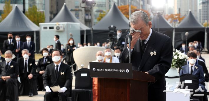 노재봉 전 국무총리가 30일 오전 서울 송파구 올림픽공원 평화의광장에서 엄수된 고 노태우 전대통령 국가장 영결식에 참석해 추도사 낭독 중 눈물을 흘리고 있다. 사진공동취재단
