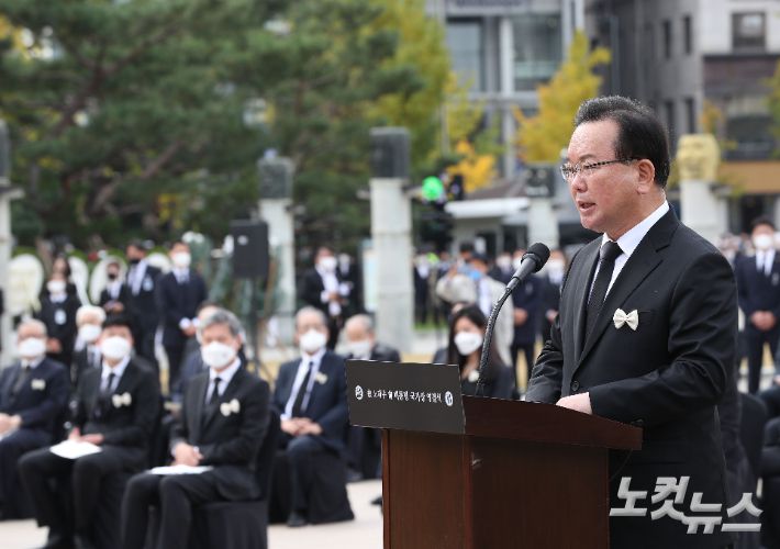 김부겸 국무총리가 30일 오전 서울 송파구 올림픽공원 평화의광장에서 엄수된 고 노태우 전대통령 국가장 영결식에서 조사를 낭독하고 있다. 사진공동취재단