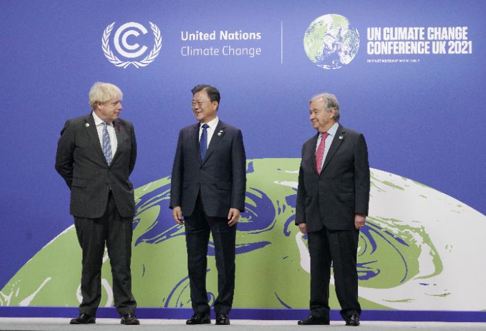유엔 기후변화협약 당사국총회 참석한 문재인 대통령이 영국의 보리스 존슨 총리(왼쪽), 안토니우 구테흐스 유엔 사무총장(오른쪽)과 대화하고 있다. 연합뉴스