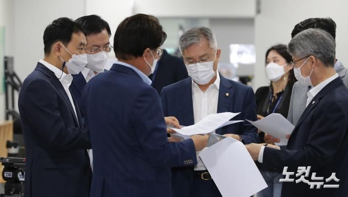 범여권 강성 의원들 모임인 '처럼회' 소속 의원들. 왼쪽부터 더불어민주당 김용민, 윤영덕, 황운하 의원, 열린민주당 최강욱 대표, 더불어민주당 민형배 의원. 윤창원 기자