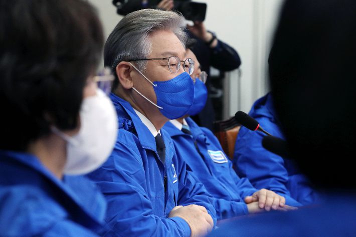 더불어민주당 이재명 대선 후보가 3일 오전 국회에서 열린 중앙선거대책위원회의에서 발언하고 있다. 연합뉴스