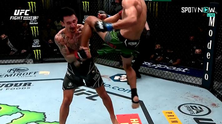 플라잉 니킥을 되갚는 로드리게스. SPOTV 제공