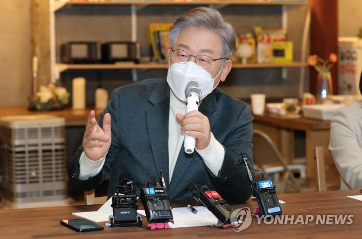 더불어민주당 이재명 대선후보가 13일 부산시 영도구 무명일기에서 열린 부산지역 스타트업·소셜벤처인과 간담회에서 인사말을 하고 있다.