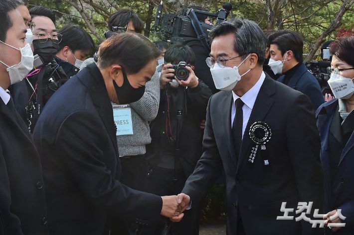 김동연 새로운물결(가칭) 대선 후보가 22일 서울 동작구 국립서울현충원 내 김영삼 전 대통령 묘역에서 열린 6주기 추모식에서 차남인 김현철 김영삼민주센터 상임이사와 인사를 나누고 있다. 국회사진취재단