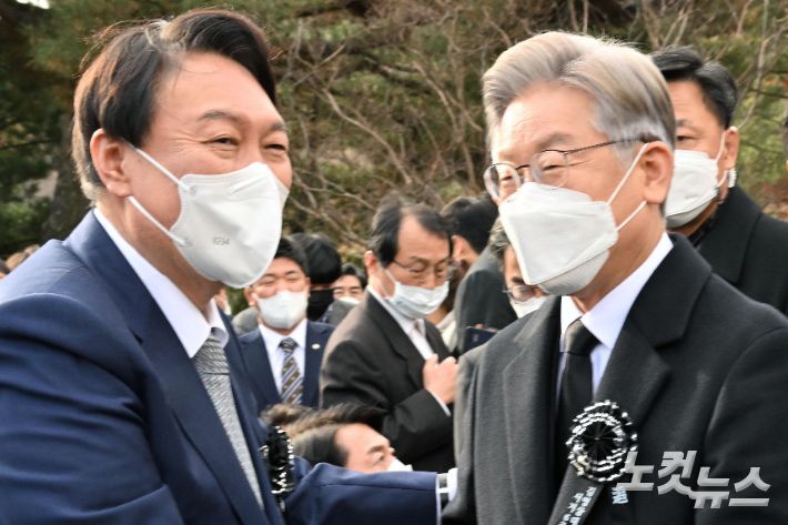 김영삼 대통령 서거 6주기 추모식이 22일 오후 국립서울현충원에서 열렸다. 윤석열 국민의힘 대선 후보와 이재명 더불어민주당 대선 후보가 인사하고 있다. 국회사진취재단