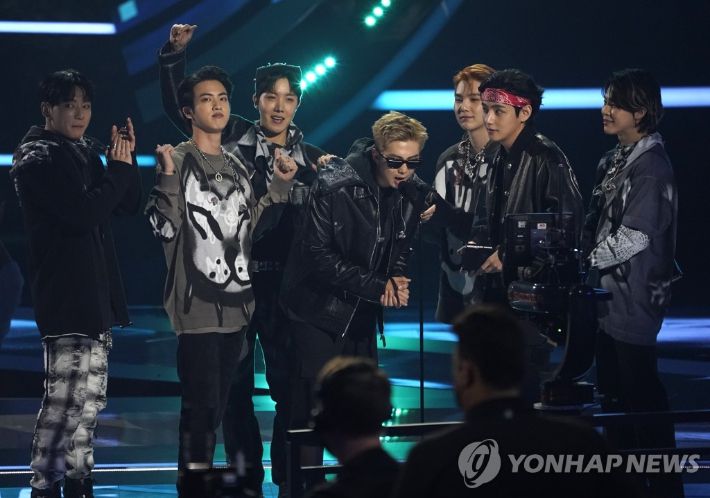 그룹 방탄소년단이 '2021 AMAs'에서 페이보릿 팝 듀오/그룹 상을 받고 수상소감하는 모습. 연합뉴스