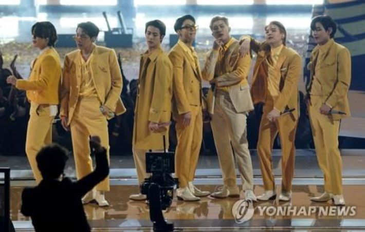 방탄소년단이 '2021 AMAs'에서 '버터'로 엔딩을 장식한 모습. 연합뉴스