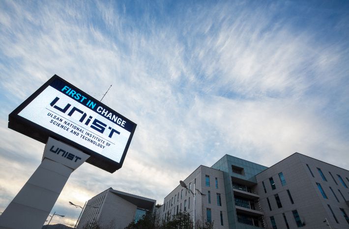 UNIST 캠퍼스에 설치된 미디어타워. UNIST 제공