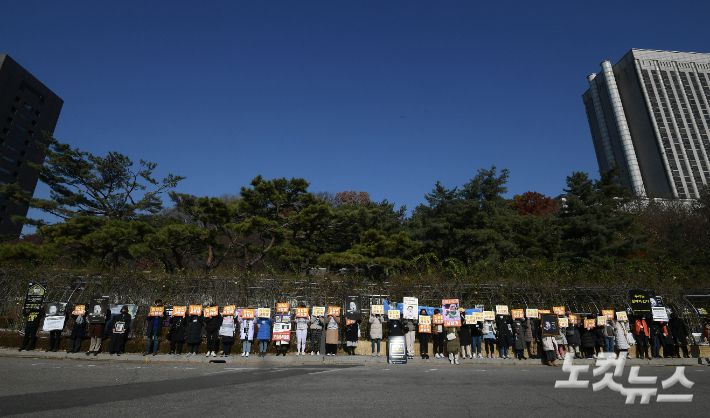 생후 16개월 된 정인양을 학대해 숨지게 한 혐의를 받는 양부모의 2심 선고를 앞둔 26일 오전 서울 서초구 서울고법 앞에서 시민들이 항의하는 손팻말을 들고 있다. 이한형 기자