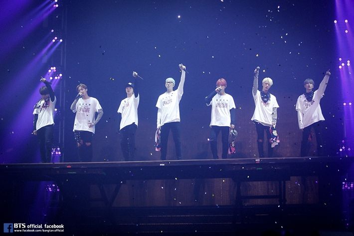 2016년 방탄소년단의 '화양연화 온 스테이지 : 에필로그' 현장 사진. 방탄소년단 공식 페이스북
