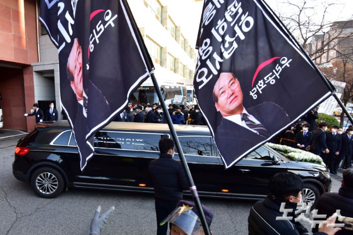 전직 대통령 故 전두환 씨의 운구차량이 27일 오전 서울 서대문구 신촌세브란스병원 장례식장을 떠나고 있다. 윤창원 기자