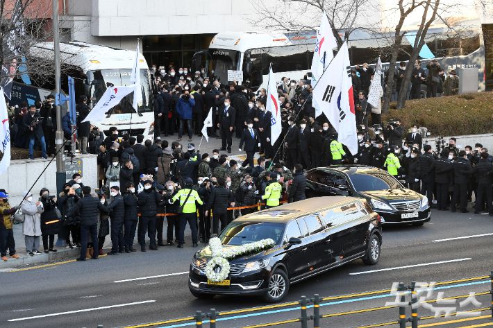 전직 대통령 故 전두환 씨의 운구차량이 27일 오전 서울 서대문구 신촌세브란스병원 장례식장을 떠나고 있다. 윤창원 기자