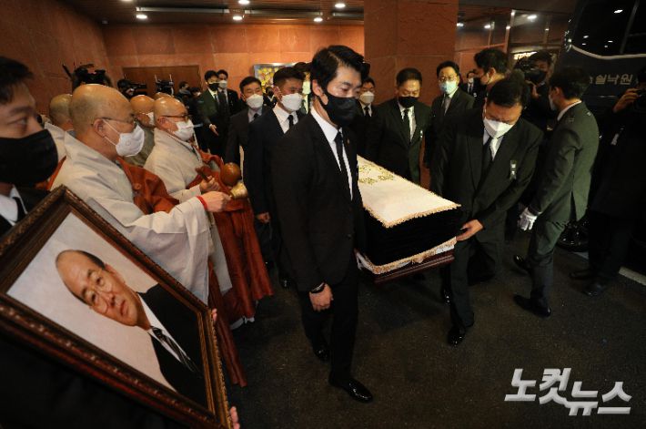 전직 대통령 故 전두환 씨에 대한 발인이 27일 오전 서대문구 신촌세브란스병원 장례식장에서 진행되고 있다. 윤창원 기자