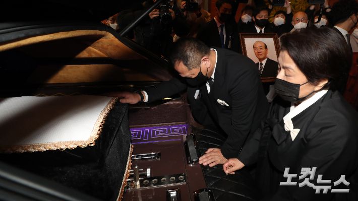 전직 대통령 故 전두환 씨에 대한 발인이 27일 오전 서울 서대문구 신촌세브란스병원 장례식장에서 진행됐다. 고인의 부인 이순자씨와 장남 전재국씨가 마지막 인사를 건네고 있다. 윤창원 기자