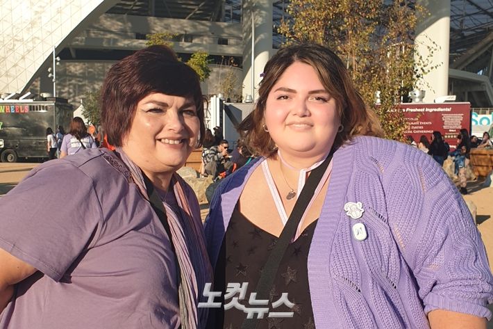 이번에 처음 방탄소년단 콘서트에 오게 됐다는 예세니아(오른쪽). 예세니아는 엄마(왼쪽)와 첫날, 둘째날 공연을 볼 예정이다. 김수정 기자