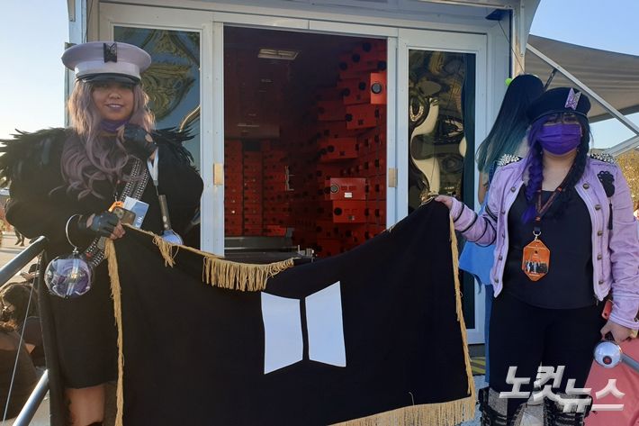 직접 만든 응원도구를 가지고 공연장을 찾은 클라우디아(왼쪽)와 소피아(오른쪽). 김수정 기자