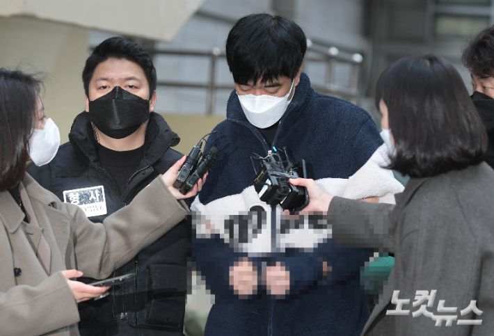 스토킹으로 신변보호를 받던 전 여자친구를 살해한 피의자 김병찬이 29일 오전 검찰 송치를 위해 서울 중구 남대문경찰서를 나서고 있다. 이한형 기자