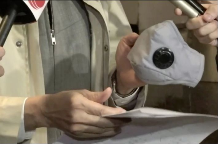 밸브형 유죄? 들어오는 공기를 차단하지만 잠재적인 전염성이 있는 날숨은 그대로 내보내는 '이기적인' 마스크. SCMP