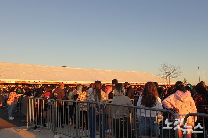 소파이 스타디움 입구를 비롯해 공연장 곳곳에 굿즈와 공식 응원봉 '아미밤' 판매 장소가 마련돼 있었다. 모든 대기 줄이 길었지만 공연장 입구 굿즈 줄이 가장 길었다. 로스앤젤레스=김수정 기자