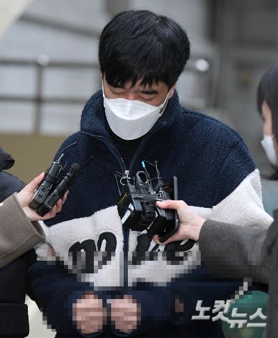 스토킹으로 신변보호를 받던 전 여자친구를 살해한 피의자 김병찬이 29일 오전 검찰 송치를 위해 서울 중구 남대문경찰서를 나서고 있다. 이한형 기자