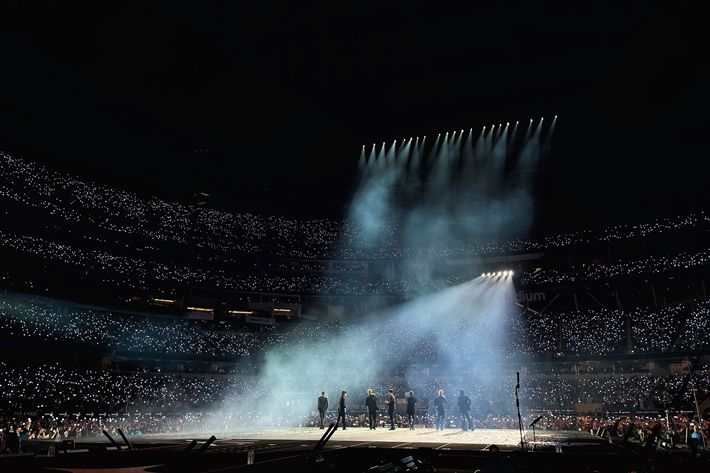 방탄소년단은 27일 미국 LA 소파이 스타디움에서 'BTS 퍼미션 투 댄스 온 스테이지-LA' 첫 공연을 열었다. 방탄소년단 공식 트위터