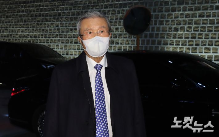 김종인 전 비상대책위원장이 윤석열 국민의힘 대선후보와 만찬 회동을 하기 위해 들어서고 있다. 국회사진취재단