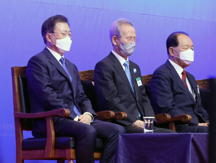 문재인 대통령이 2일 서울 서대문구 스위스그랜드호텔에서 열린 국가조찬기도회에 참석, 기도하고 있다. 연합뉴스