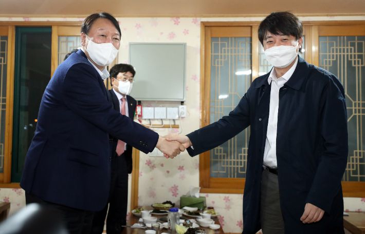 윤석열-이준석, 울산에서 회동     (울산=연합뉴스) 김용태 기자 = 국민의힘 윤석열 대선 후보와 이준석 대표가 3일 울산 울주군의 한 식당에서 만찬 회동을 하고 있다. 2021.12.3     yongtae@yna.co.kr (끝)   연합뉴스