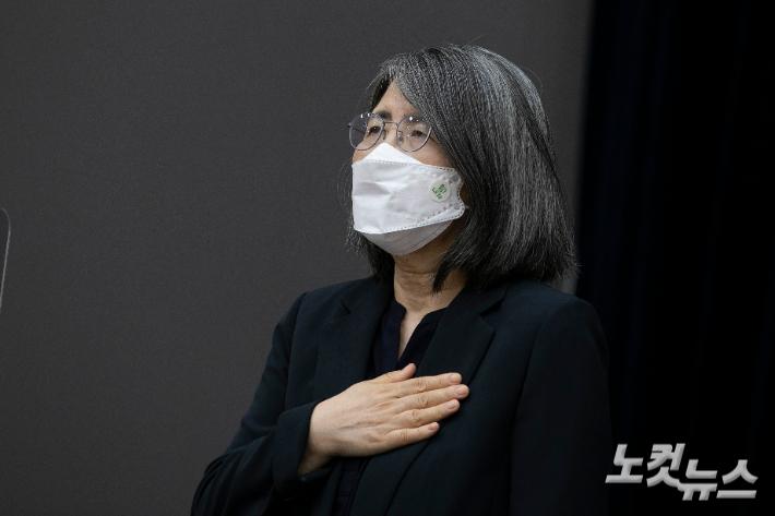 지난 6월 서울 서초구 대법원 1층 대강당에서 열린 대법원 양형위원회 산하 양형연구회의 제6차 심포지엄 '아동학대범죄와 양형' 심포지엄에 참가한 양형위원회 김영란 위원장이 국민의례를 하고 있다. 사진공동취재단