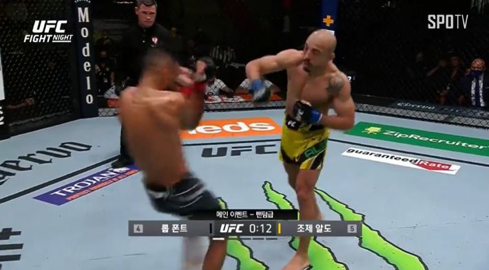 롭 폰트와 밴텀급 경기에서 강력한 오른손 펀치를 날리는 조제 알도. SPOTV 제공