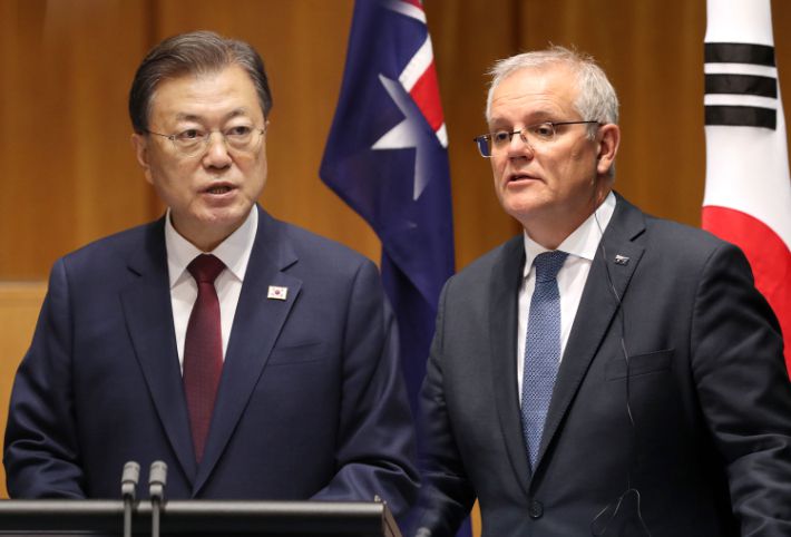 13일 캔버라 국회의사당 내 대위원회실에서 열린 한-호주 정상 기자회견에서 발언하는 문재인 대통령과 스콧 모리슨 호주 총리. 연합뉴스