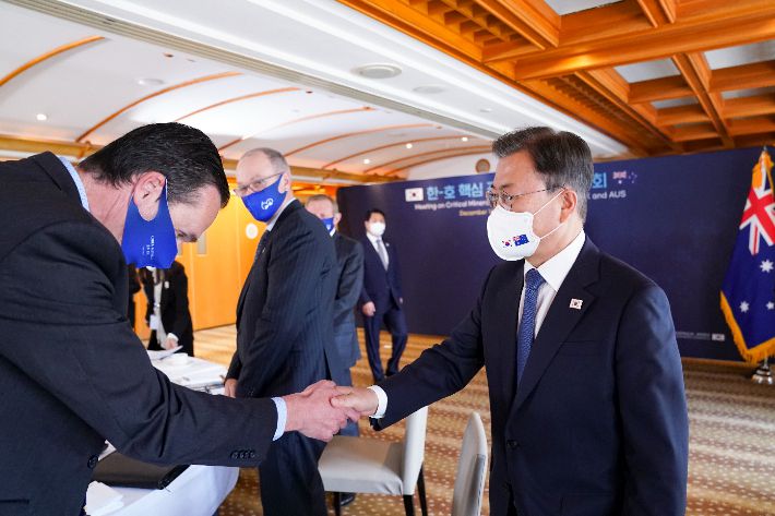 문재인 대통령이 조 카디라벡 코발트 블루 대표이사와 인사하고 있다. 연합뉴스