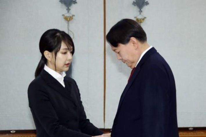 윤석열 전 검찰총장이 지난 2019년 7월 25일 검찰총장 임명장을 받기 위한 자리에 부인 김건희 씨와 함께 하는 모습. 연합뉴스