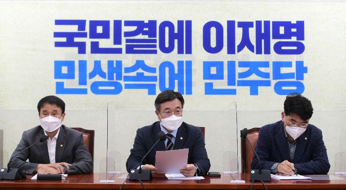 윤호중 더불어민주당 원내대표가 14일 국회에서 열린 원내대책회의에 참석, 모두 발언을 하고 있다. 윤창원 기자