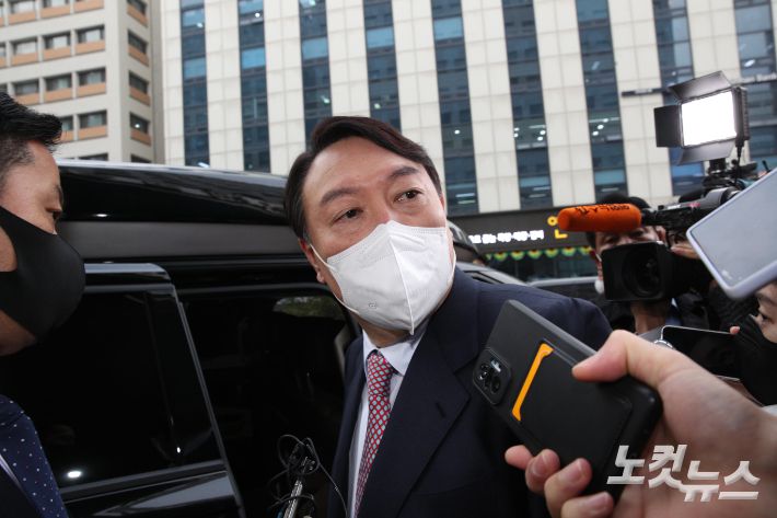 윤석열 국민의힘 대선 후보(오른쪽)가 어제(16일) 오전 서울 여의도 새시대준비위원회 사무실을 나서면서 취재진이 윤 후보의 부인인 김건희 씨의 '허위 이력' 논란과 관련한 질문을 하자 취재진을 바라보고 있다. 박종민 기자