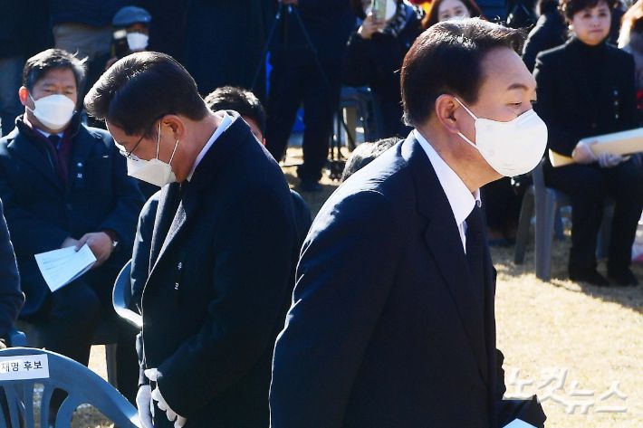 19일 서울 용산구 효창공원에서 엄수된 매헌 윤봉길 의사 순국 89주기 추모식에서 이재명(왼쪽) 더불어민주당 대선후보가 헌화를 마치고 자리로 향하고 있다. 윤석열 국민의힘 대선후보가 헌화를 위해 윤의사 묘소로 향하고 있다. 황진환 기자