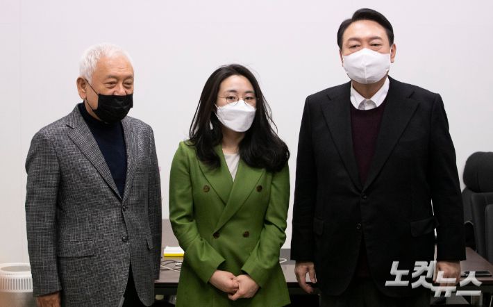 국민의힘 윤석열 대선후보(오른쪽)와 김한길 새시대 준비위원원장 20일 서울 여의도 위원회에서 영입인사 환영식을 갖고 신지예 한국여성정치 네트워크 대표와 기념촬영을 하고 있다. 황진환 기자