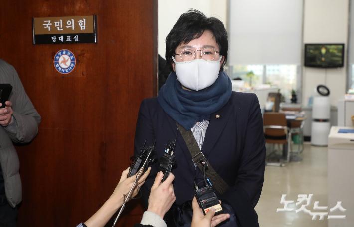 국민의힘 조수진 의원이 21일 오후 국회 국민의힘 당대표실에서 이준석 대표와 만나지 못하고 발걸음을 돌리고 있다. 황진환 기자