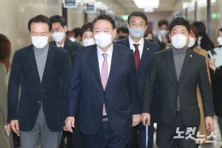 윤석열 국민의힘 대선후보가 21일 오전 서울 여의도 국회에서 열린 코로나19 극복을 위한 비상대책회의에 참석하고 있다. 황진환 기자