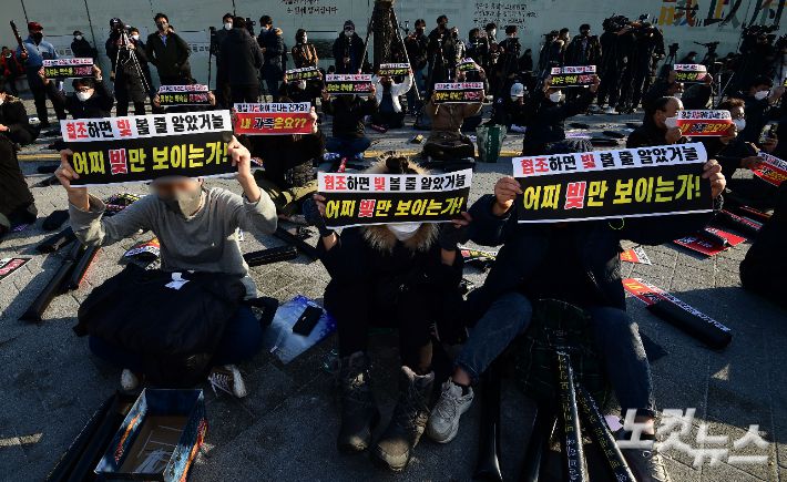 코로나19 대응 전국자영업자비상대책위원회가 22일 오후 서울 광화문 시민열린마당에서 총궐기를 진행하고 방역패스 철폐, 영업제한 철폐 등을 촉구하고 있다. 황진환 기자