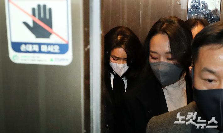 윤석열 국민의힘 대선 후보의 부인 김건희 코바나컨텐츠 대표가 26일 오후 국민의힘 여의도 당사에서 자신의 허위 이력 의혹과 관련해 입장문 발표를 마치고 당사를 빠져나가고 있다. 윤창원 기자