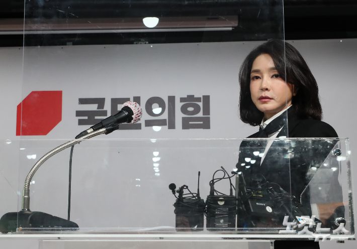 윤석열 국민의힘 대선 후보 부인 김건희 코바나컨텐츠 대표가 26일 오후 국민의힘 여의도 당사에서 경력 의혹과 관련 대국민 사과를 위해 발언대로 이동하고 있다. 윤창원 기자