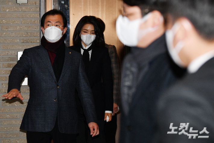 윤석열 국민의힘 대선 후보의 배우자 김건희 씨가 26일 오후 서울 여의도 국민의힘 중앙당사에서 '경력 부풀리기' 의혹에 대한 사과 입장을 밝힌 후 당사를 나서고 있다. 윤창원 기자