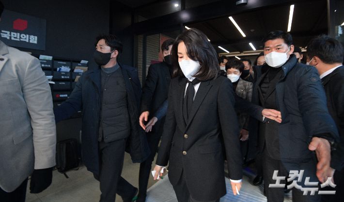윤석열 국민의힘 대선 후보의 배우자 김건희 씨가 26일 오후 서울 여의도 국민의힘 중앙당사에서 '경력 부풀리기' 의혹에 대한 사과 입장을 밝힌 후 당사를 나서고 있다. 윤창원 기자
